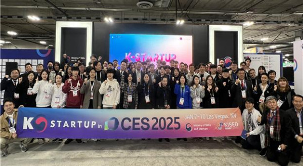 ▲'CES 2025' 통합관 단체사진. (사진=창업진흥원)