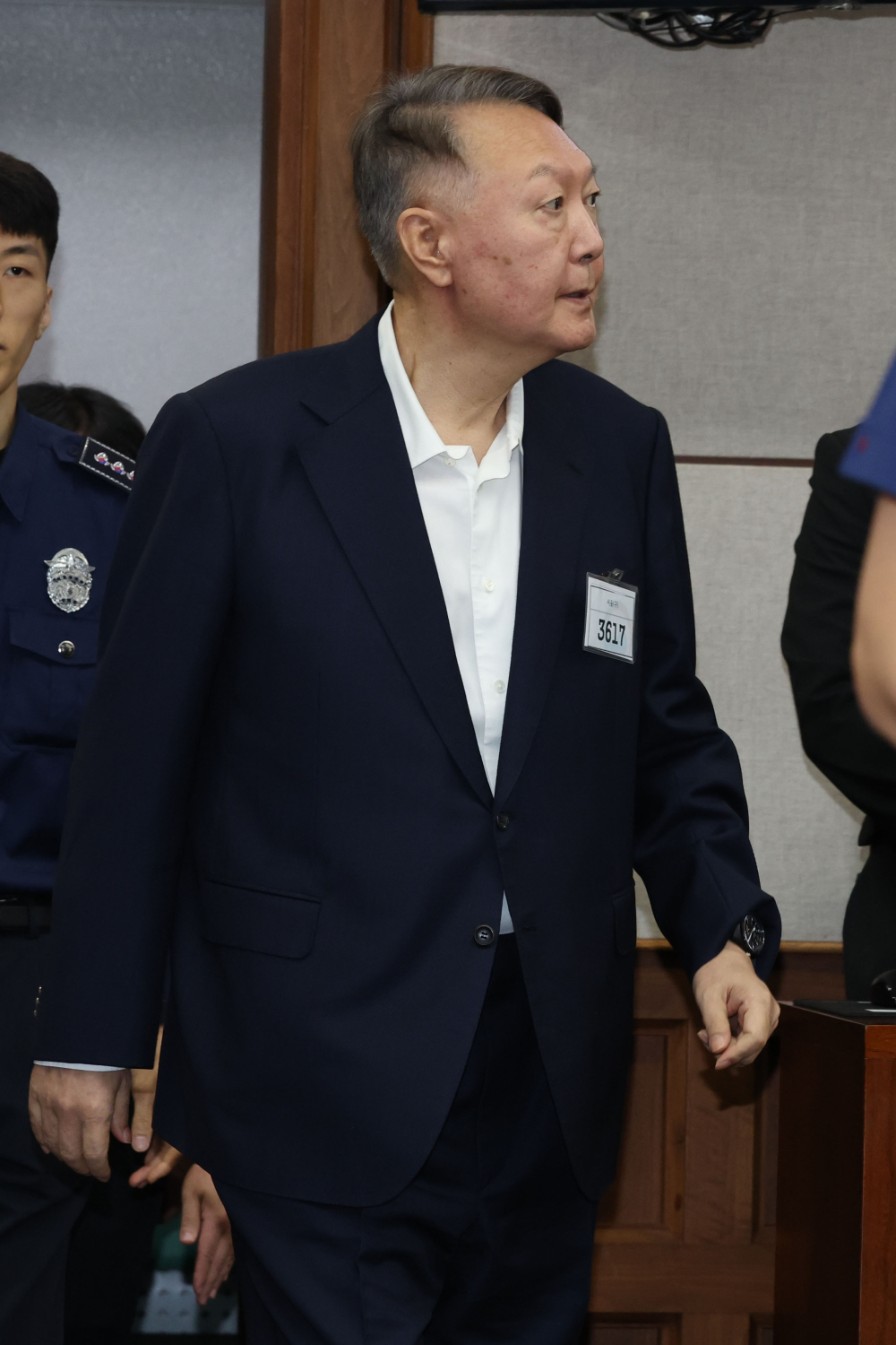 ▲윤석열 전 대통령이 26일 서울 서초동 서울중앙지법에서 열린 특수공무집행방해 혐의 재판에 출석하고 있다. <2025. 09.26 사진공동취재단> (이투데이DB)