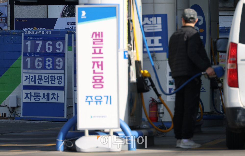▲4일 서울의 한 주유소에서 운전자가 주유를 하고 있다. 고이란 기자 photoeran@ (이투데이DB)