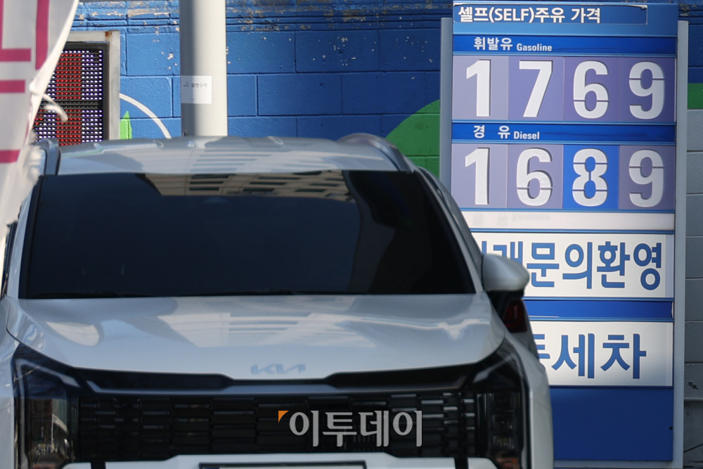 ▲국내 주유소 휘발유와 경유 가격이 4주 연속 하락세를 이어가고 있다. 한국석유공사 유가정보시스템 오피넷에 따르면 12월 다섯째 주 전국 주유소의 휘발유 평균 판매가격은 전주보다 5.4원 내린 리터(ℓ)당 1729.9원, 경유 평균 판매가격은 8.6원 하락한 리터(ℓ)당 1633.1원으로 집계됐다. 국제유가 하락 기조와 최근 환율 상승세 둔화의 영향으로 다음 주에도 가격 약세가 이어질 것이라는 전망이 나온다. 4일 서울의 한 주유소에서 운전자가 주유를 하고 있다. 고이란 기자 photoeran@ (이투데이DB)