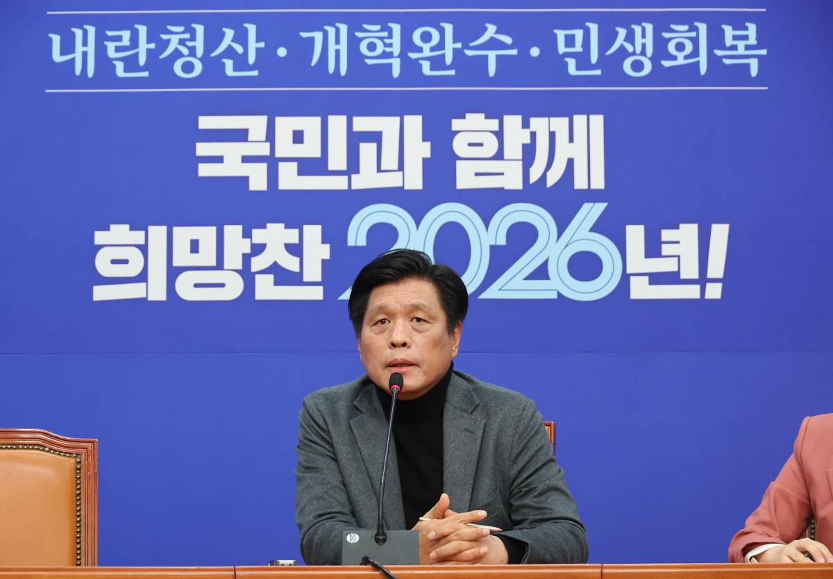 ▲더불어민주당 조승래 사무총장이 4일 국회에서 열린 기자간담회에서 현안과 관련해 발언하고 있다. 2026.1.4 (연합뉴스)