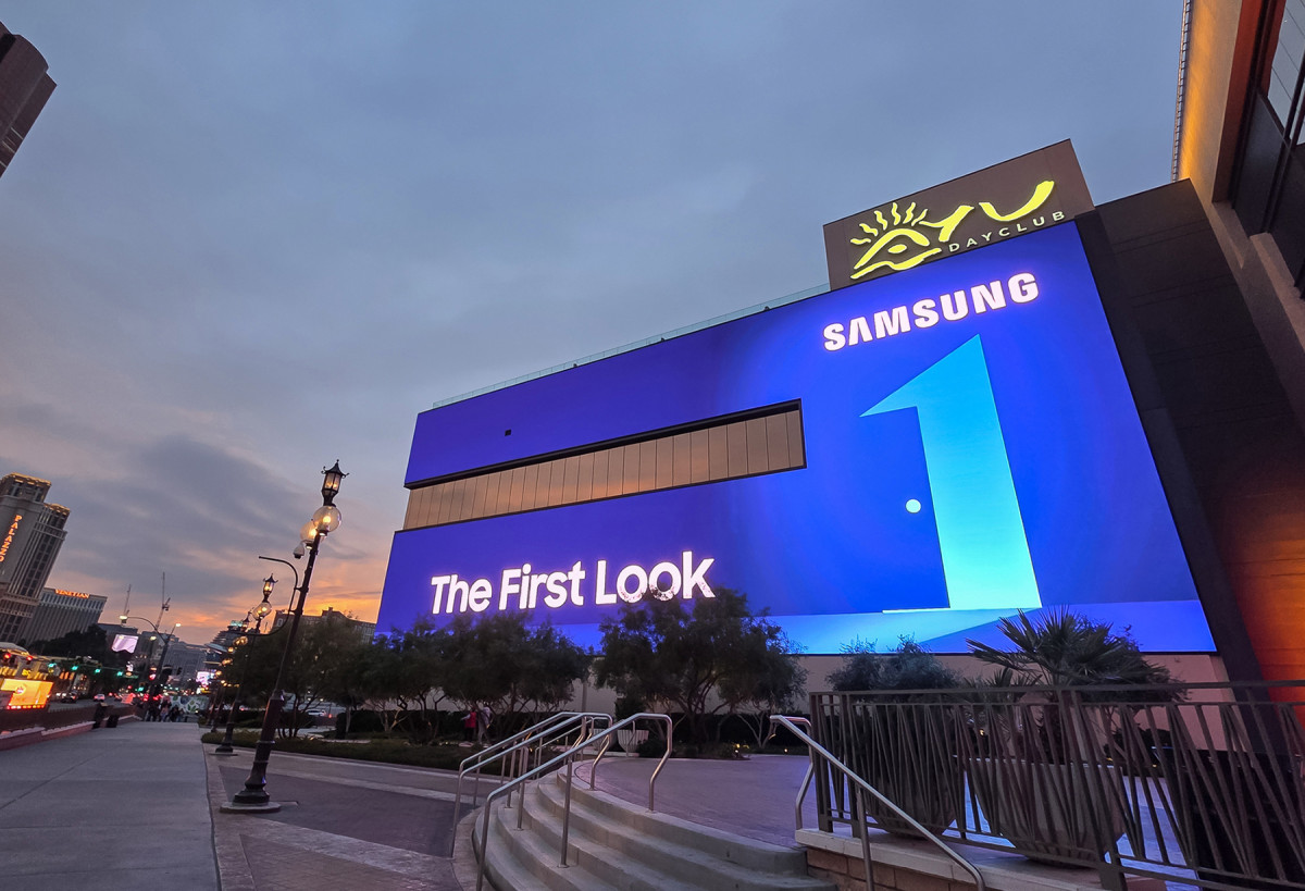 ▲미국 라스베이거스 리조트월드 호텔에 삼성전자 옥외 광고가 상영 중이다. (자료제공=삼성전자)