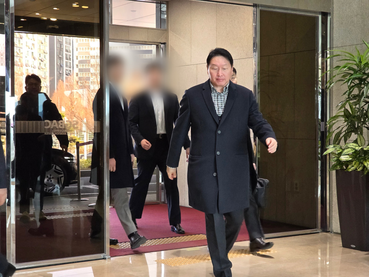 ▲최태원 SK그룹 회장(대한상의 회장)이 방중 경제사절단에 동행하기 위해 4일 강서구 서울김포비즈니스항공센터(SGBAC)를 통해 출국하고 있다 (연합뉴스)