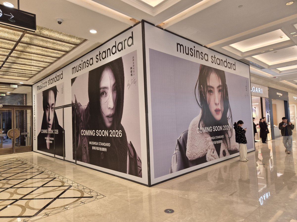 ▲중국 상하에 있는 신세계신환중심백화점 1층 불가리 매장 인근에 오픈 준비 중인 무신사 스탠다드 매장. (사진=독자 제공)