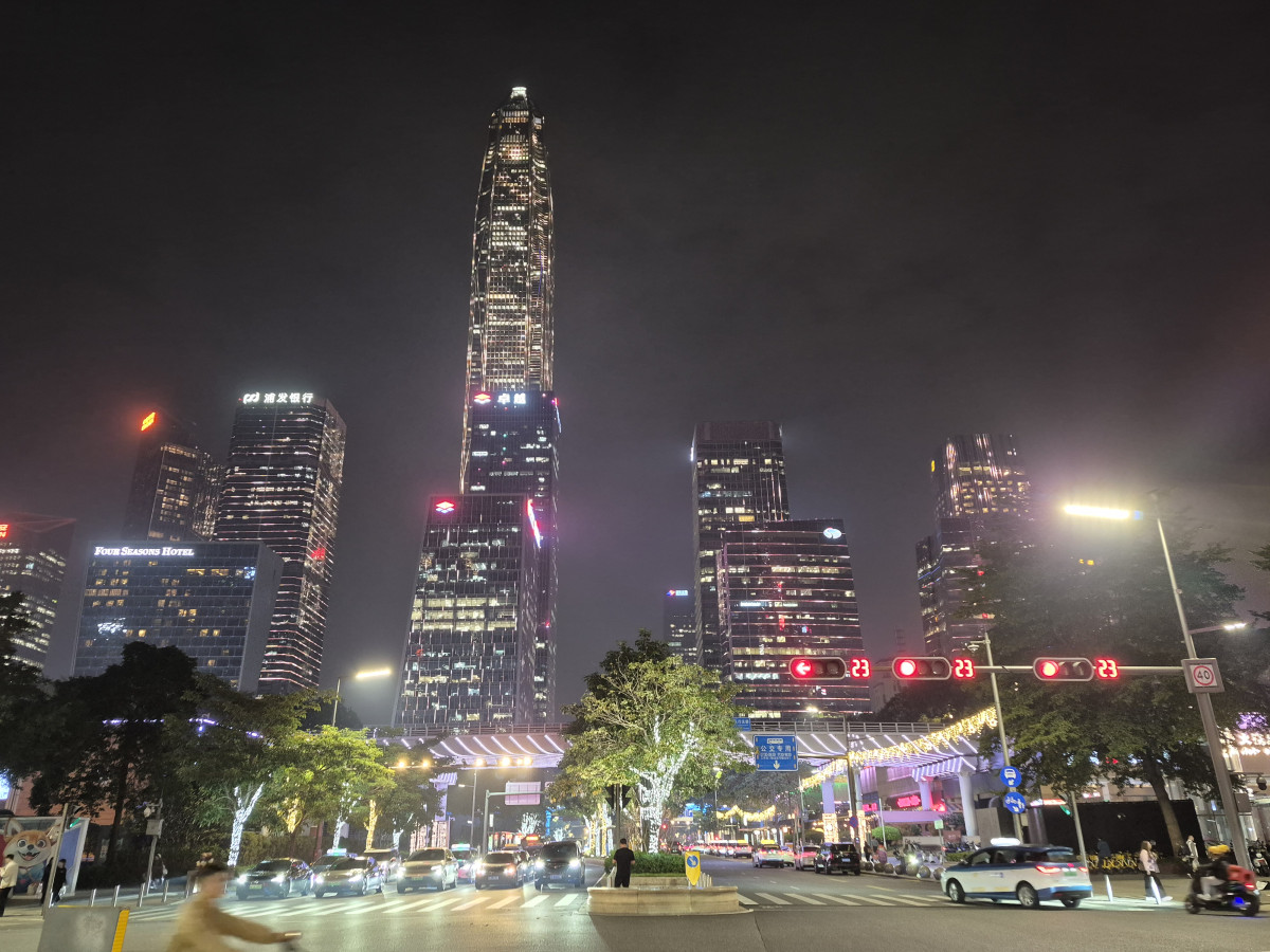 ▲지난해 12월 중국 광둥성 선전시 하늘을 찌를 듯 솟아오른 400m ‘대나무(Bamboo) 타워’ 주변으로 텐센트와 화웨이·BYD·DJI 등의 중국 대표 기업들의 건물을 중심으로 야경이 펼치지고 있다. (중국(선전)=김연진 기자)