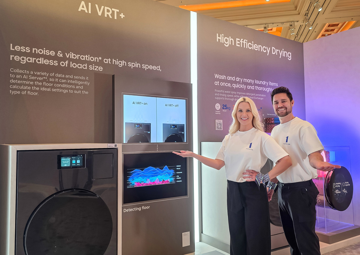 ▲삼성전자 모델이 미국 라스베이거스에서 열리는 세계 최대 전자 전시회 'CES 2026'에 마련된 윈호텔 삼성전자 단독 전시관에서 '비스포크 AI 콤보' 세탁건조기를 소개하고 있다. (자료제공=삼성전자)