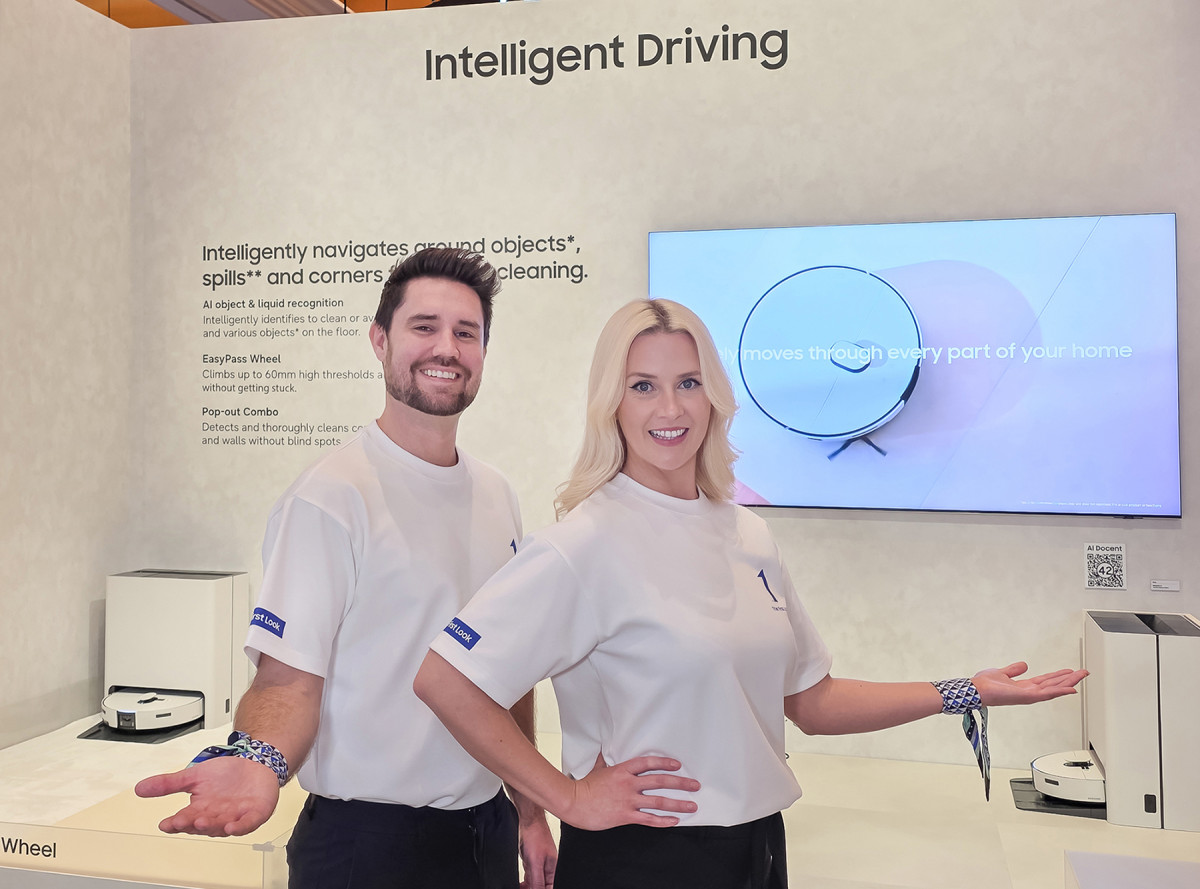 ▲삼성전자 모델이 미국 라스베이거스에서 열리는 세계 최대 전자 전시회 'CES 2026'에 마련된 윈호텔 삼성전자 단독 전시관에서 '비스포크 AI 스팀' 로봇청소기를 소개하고 있다. (자료제공=삼성전자)