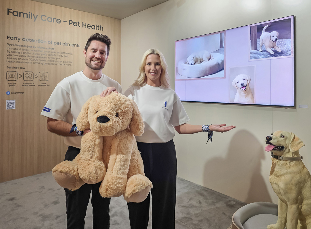 ▲삼성전자 모델이 미국 라스베이거스에서 열리는 세계 최대 전자 전시회 'CES 2026'에 마련된 윈호텔 삼성전자 단독 전시관에서 스마트싱스 기반의 펫 케어 서비스를 소개하고 있다. (자료제공=삼성전자)