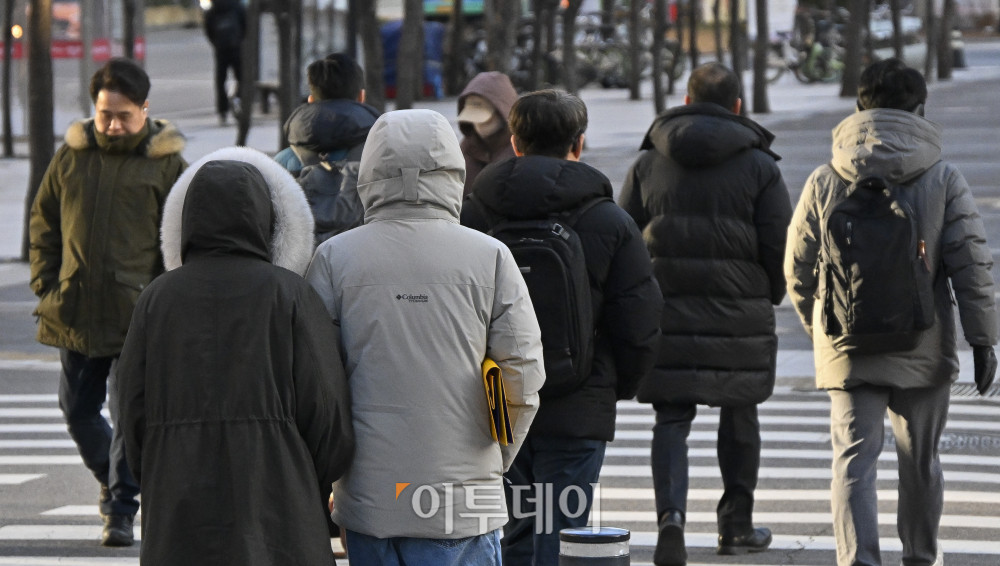 ▲서서울 영등포구 여의도역 일대에서 두꺼운 외투와 방한용품으로 무장한 시민들이 발걸음을 재촉하고 있다. (이투데이DB)