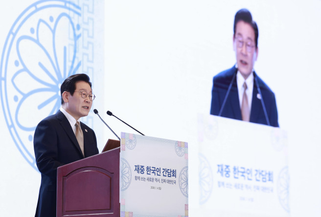 ▲이재명 대통령이 4일 중국 베이징 한 호텔에서 열린 재중 한국인 간담회에서 인사말을 하고 있다.  (연합뉴스)