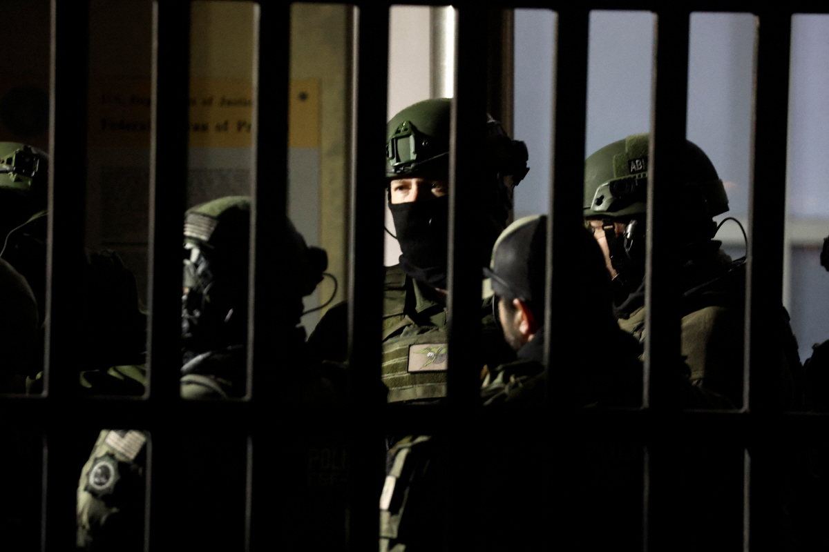 ▲뉴욕 메트로폴리탄 구치소 앞에 3일(현지시간) 무장 경찰들이 니콜라스 마두로 베네수엘라 대통령을 기다리고 있다. ( 뉴욕/AFP연합뉴스)