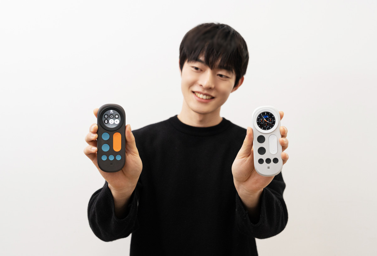 ▲삼성디스플레이가 5일(현지시간) 미국 라스베이거스 앙코르 앳 윈 호텔에서 'CES 2026' 미디어 초청 행사를 열고 공개한 차세대 AI기기 콘셉트의 데모제품 'AI OLED 리모트' (자료제공=삼성디스플레이)