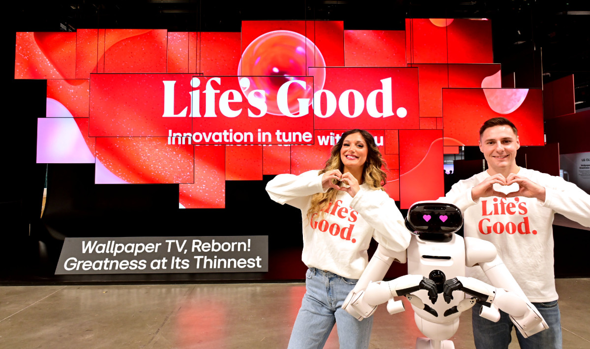 ▲홈 로봇 'LG 클로이드'와 모델들이 초대형 오브제 앞에서 다양한 포즈를 취하고 있다. (자료제공=LG전자)