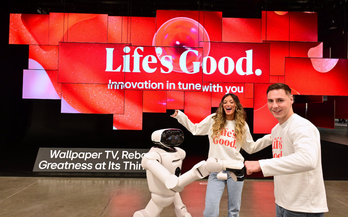 ▲홈 로봇 'LG 클로이드'와 모델들이 초대형 오브제 앞에서 다양한 포즈를 취하고 있다. (자료제공=LG전자)