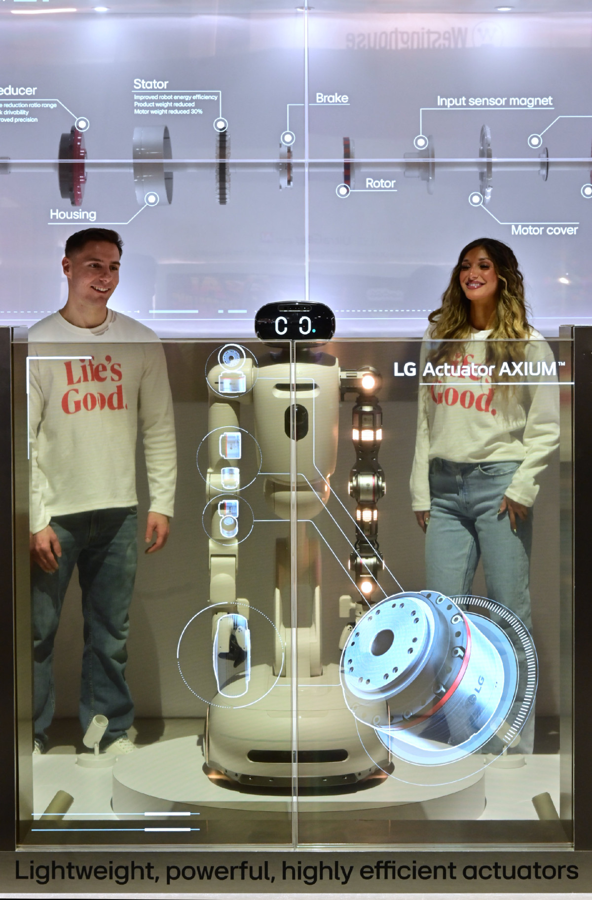 ▲클로이드와 액추에이터 악시움을 투명 OLED 디스플레이로 소개하는 모습. (자료제공=LG전자)