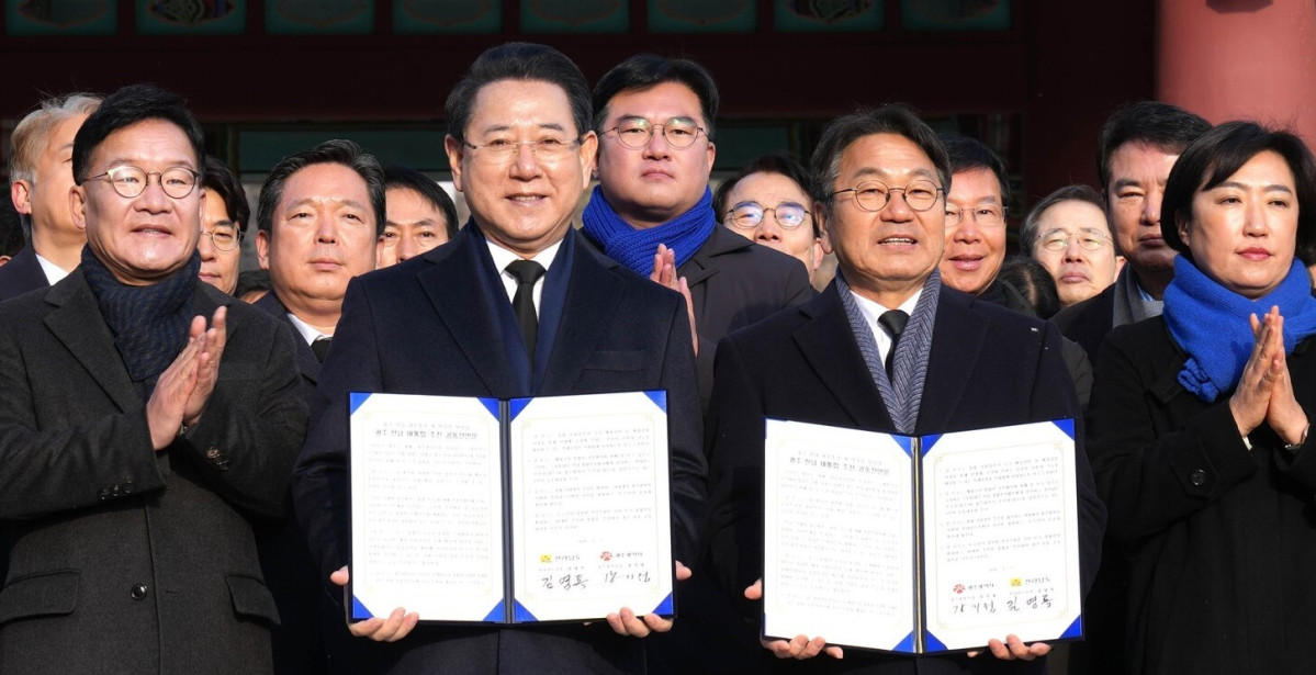 ▲강기정 광주광역시장과 김영록 전라남도지사가 2일 국립5·18민주묘지에서 합동참배를 한 후 '통합 지방정부 추진 공동선언문'을 발표하고 있다.


 (사진제공=전남도)