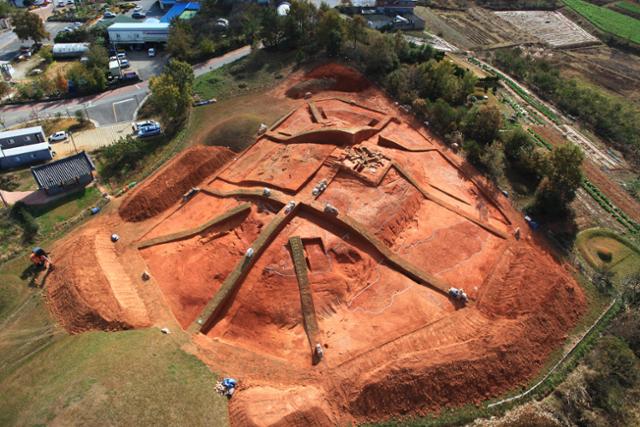 ▲전남 영암군 내동리의 쌍무덤 복토가 제거된 마한 유적지. (사진제공=전남도)
