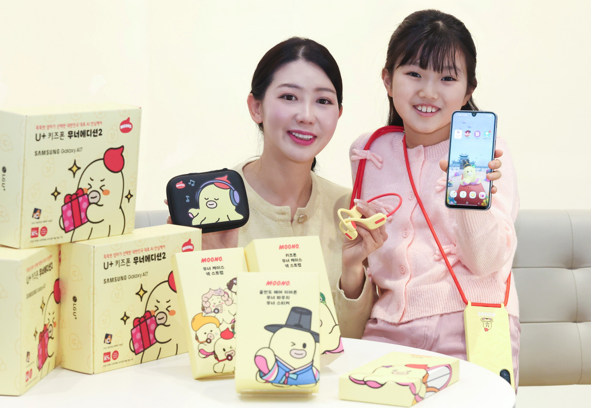 ▲자체 캐릭터인 ‘무너’를 활용한 ‘U+키즈폰 무너 에디션2’를 출시했다. LG유플러스 모델이 U+키즈폰 무너폰2를 소개하는 모습. (사진제공=LG유플러스)