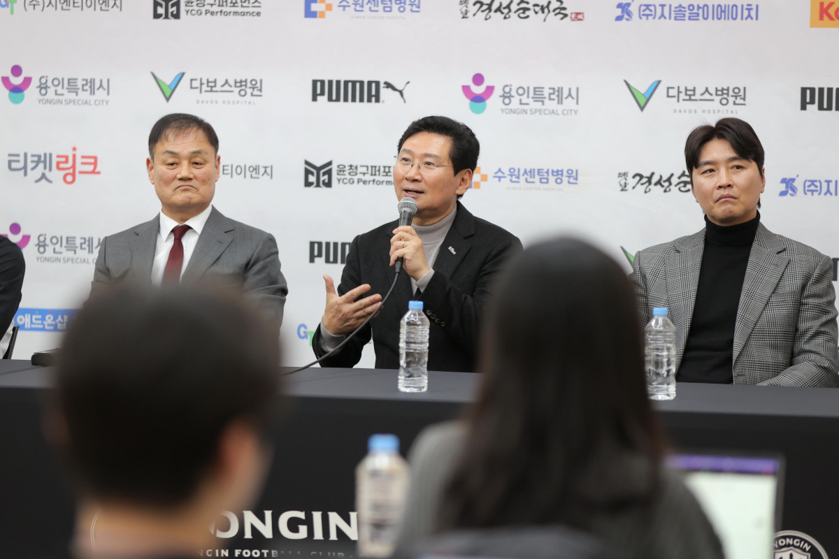 ▲이상일 용인특례시장이 용인FC 창단식 이후 열린 기자회견에서 구단 비전과 운영 원칙을 설명하고 있다. (용인특례시)