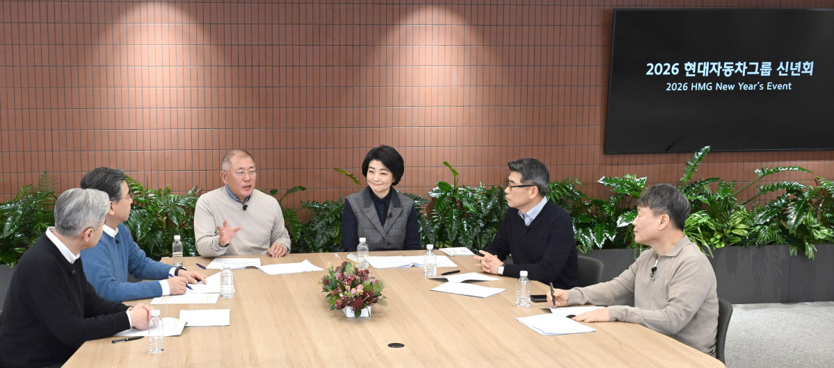 ▲현대차그룹 2026년 신년회에서 그룹 임직원들에게 AI의 중요성 및 그룹의 강점, AI 기술 내재화 필요성을 강조하고 있는 정의선 회장. 사진 좌로부터 현대차그룹 성 김 사장, 현대차그룹 장재훈 부회장, 현대차그룹 정의선 회장, 현대차그룹 김혜인 부사장, 기아 송호성 사장, 현대모비스 이규석 사장 (사진=현대차그룹)