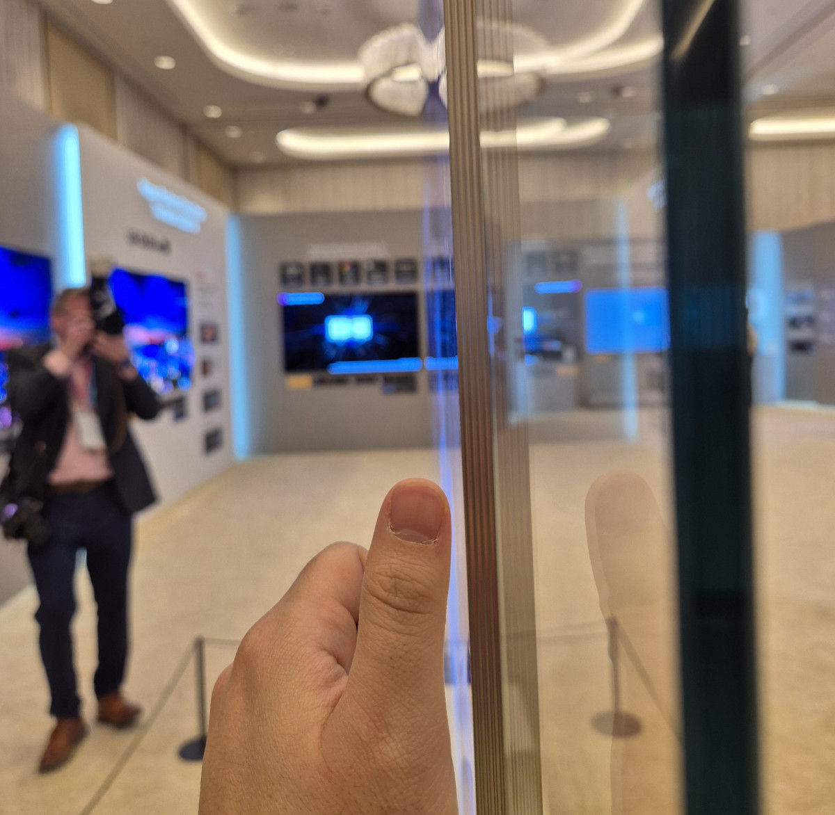 ▲기자의 엄지 손가락 두께보다 얇은 LG전자 'LG 올레드 에보 W6' (박민웅 기자 pmw7001@)