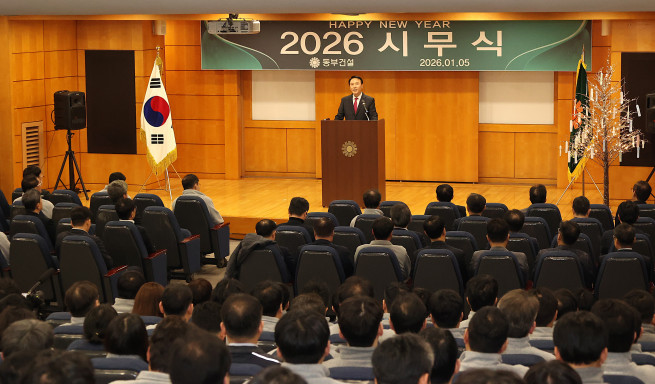 ▲윤진오 동부건설 대표가 2026년 시무식에서 발언하고 있다. (사진제공=동부건설)