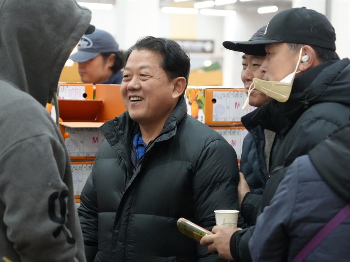 ▲경기도지사 출마를 선언한 김병주 더불어민주당 의원이 5일 오전 5시 20분 수원농수산물도매시장을 찾아 상인들과 인사를 나누며 현장 작업에 참여하고 있다. 김 의원은 출마 첫 공식 일정으로 새벽 시장을 찾으며 ‘민생 최우선·현장 중심’ 행보를 본격화했다. (김병주 의원실 )