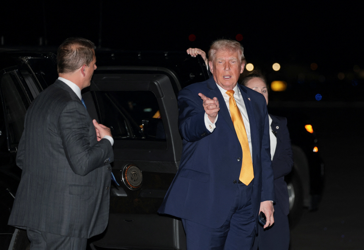 ▲도널드 트럼프 미국 대통령이 4일(현지시간) 미국 플로리다주 팜비치 국제공항에서 에어포스원 탑승을 준비하며 제스처를 취하고 있다. 팜비치(미국)/로이터연합뉴스