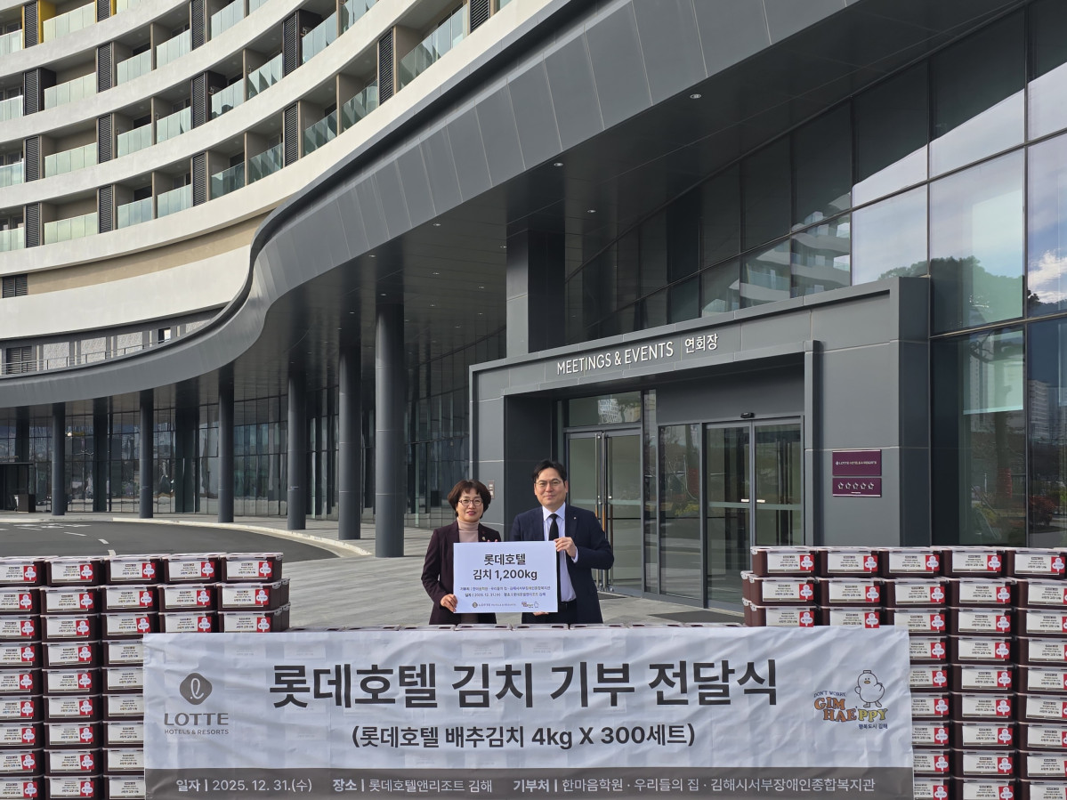 ▲지난해 12월 31일 김해리조트 박영균 총지배인(오른쪽부터)과 김해시청 박종주 복지국장이 배추김치 기부 전달식 기념촬영을 하고 있다. (사진제공=롯데호텔앤리조트)