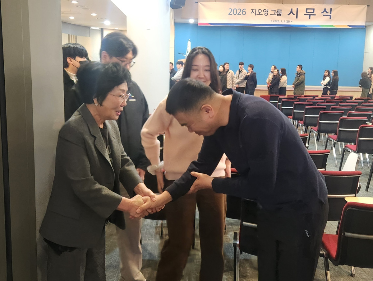 ▲조선혜 지오영그룹 회장이 2026년 시무식 현장에서 임직원들과 직접 인사를 나누며 새해를 맞이하고 있다. (사진제공=지오영)