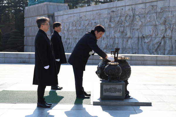 ▲김영신 중소기업기술정보진흥원 원장은 2일 국립대전현충원을 방문해 참배 행사를 진행했다.  (사진제공=중소기업기술정보진흥원)