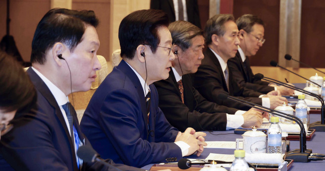 李대통령 "한중 교역 3000억 달러서 정체…신시장 개척 필요" [한중 정상회담]