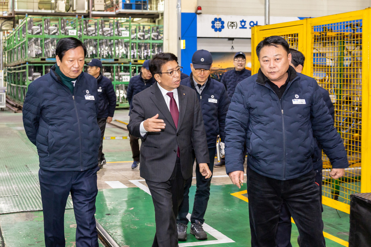 ▲정일선 광주은행장이 2일 취임식 직후 첫 공식 일정으로 광주 하남산업단지에 위치한 자동차 부품 제조업체 호원을 방문해 기념사진을 촬영하고 있다. (사진제공=광주은행)