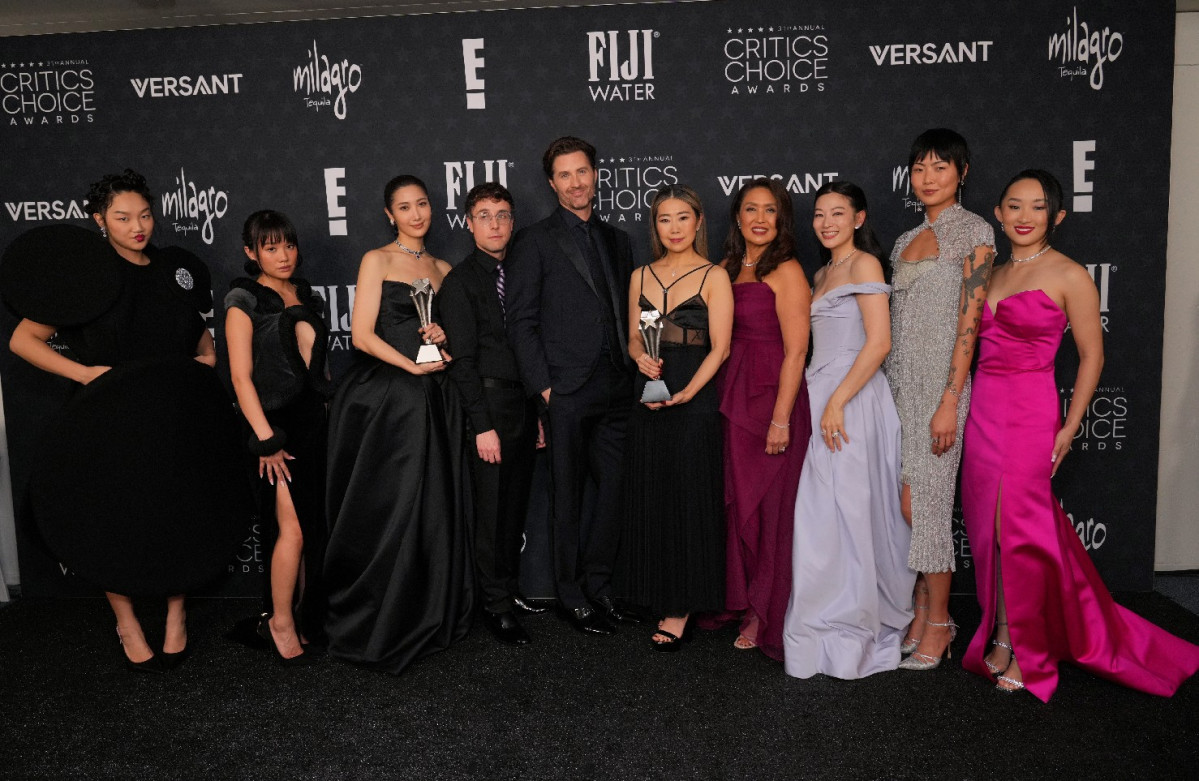 ▲미국 캘리포니아주 샌타모니카 바커행어에서 4일(현지시간) 북미 비평가 단체가 주관해 열린 ‘크리스틱 초이스 어워즈’에서 최우수 장편 애니메이션상과 주제가상 등 2관왕을 차지한 ‘케이팝 데몬 헌터스’ 팀이 포즈를 취하고 있다.  (샌타모니카(미국)/AP연합뉴스 )