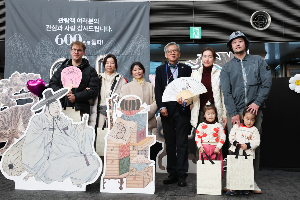 ▲유홍준 국립중앙박물관장(가운데)이 지난달 11일 서울 용산구 국립중앙박물관에서 열린 600만 관객 돌파 기념행사에서 600만 번째 관람객 가족들에게 인사하며 기념 촬영을 하고 있다. (연합뉴스)