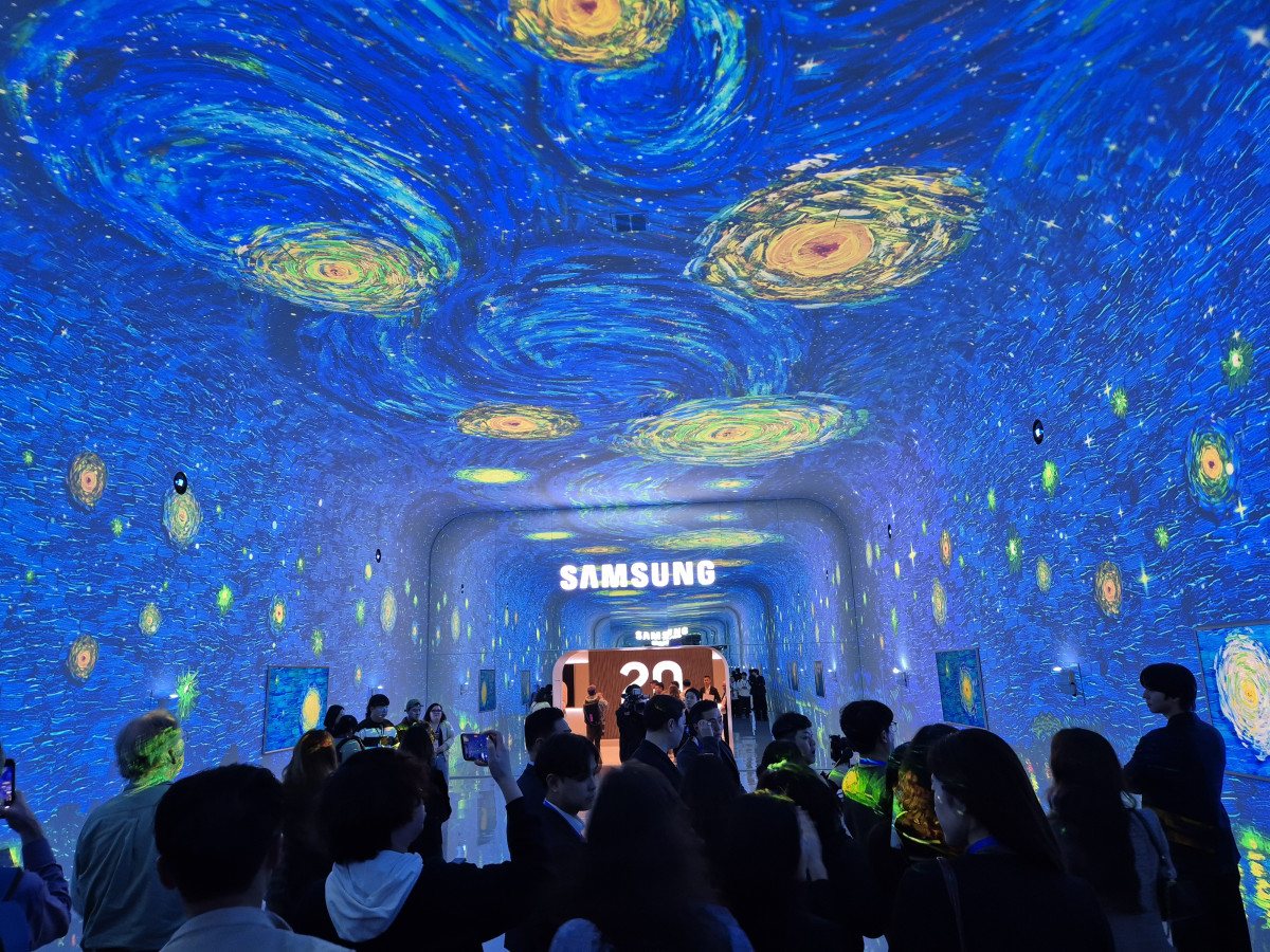 ▲삼성전자 CES 2026 전시관 입구에 마련된 터널형 디스플레이 ‘AI 갤러리’ (박민웅 기자 pmw7001@)