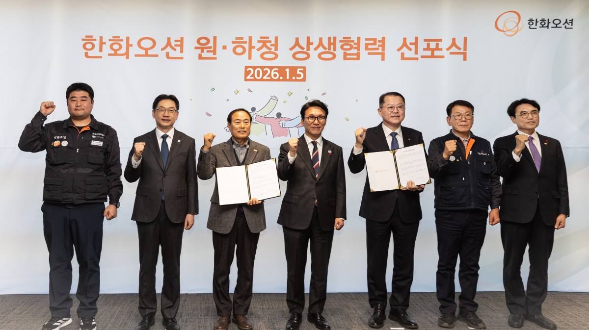 ▲5일 서울 중구 한화오션 서울사무소에서 ‘한화오션 원·하청 상생협력 선포식’이 열렸다. 왼쪽부터 김유철 한화오션지회장, 김경수 지방시대위원장, 김성구 한화오션 사내협력회사협의회 회장, 김민석 국무총리, 김희철 한화오션 대표이사, 강인석 거제통영고성 조선하청지회장, 권창준 고용노동부 차관. (사진제공=한화그룹)