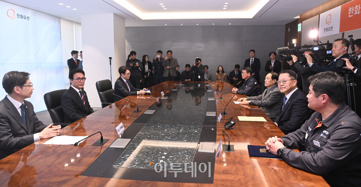 ▲김민석(왼쪽 두 번째) 국무총리가 5일 서울 중구 한화오션 서울사무소에서 열린 한화오션 원·하청 상생협력 선포식에서 참석해 있다. 조현호 기자 hyunho@