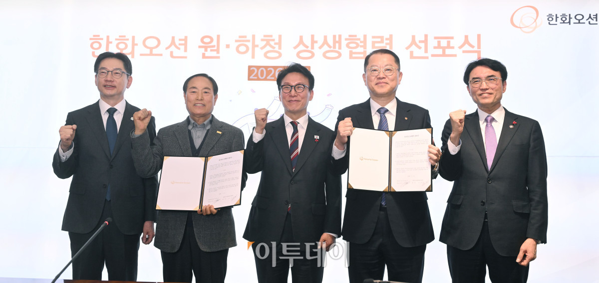 ▲김민석(가운데) 국무총리가 5일 서울 중구 한화오션 서울사무소에서 열린 한화오션 원·하청 상생협력 선포식에서 김경수(오른쪽 다섯 번째) 지방시대위원회 위원장, 김희철(오른쪽 두 번째) 한화오션 대표이사, 권창준(오른쪽) 고용노동부 차관 등 참석자들과 기념촬영을 하고 있다. 조현호 기자 hyunho@