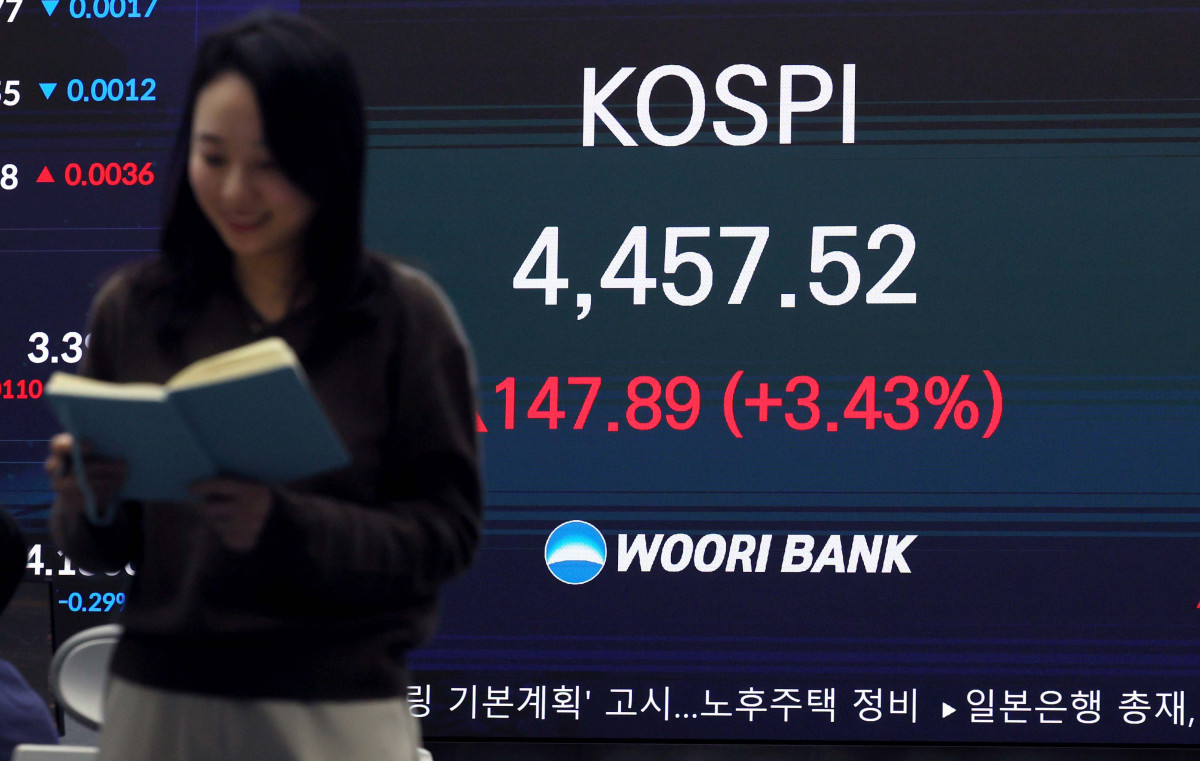 ▲코스피가 3% 넘게 올라 사상 처음으로 4400선을 돌파한 5일 서울 중구 우리은행 딜링룸 모니터에 코스피 종가가 표시되고 있다. 이날 코스피는 전장 대비 147.89포인트(3.43%) 오른 4457.52에 장을 마치며 직전 거래일(2일) 기록한 종가 기준 사상 최고치(4309.63)를 하루 만에 경신했다. 시가총액 상위 종목들이 모두 상승세를 탄 가운데, 삼성전자는 7% 넘게 오른 13만8100원에 장을 마감했다. 신태현 기자 holjjak@