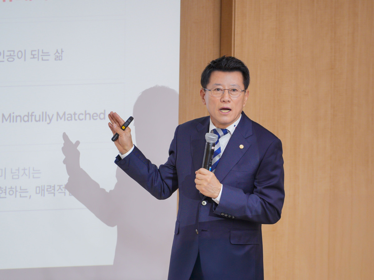 ▲김기태 보람상조 대표가 지난해 12월 30일 명지대학교에서 강연을 진행하고 있다. (사진제공=보람상조)