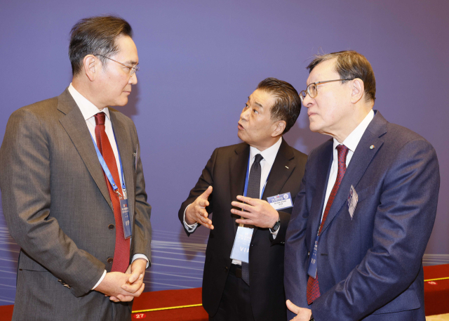▲이재용 삼성전자 회장(왼쪽부터), 장인화 포스코홀딩스 회장, 허태수 GS회장이 5일 중국 베이징 조어대에서 열린 한·중 비즈니스포럼에서 대화하고 있다.  (연합뉴스)