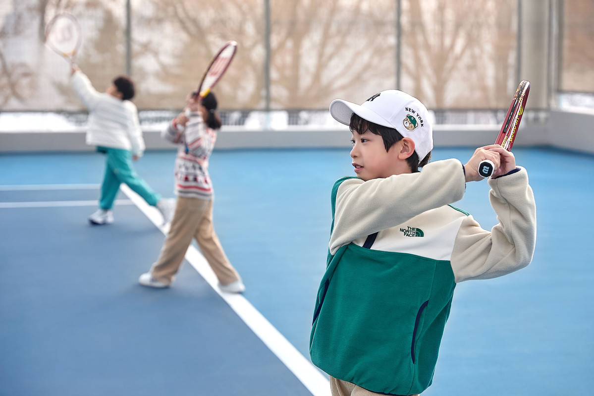 ▲워커힐 레저 전문가 ‘워키’와 함께 즐겁게 배우는 어린이 테니스 체험 (사진제공=워커힐)