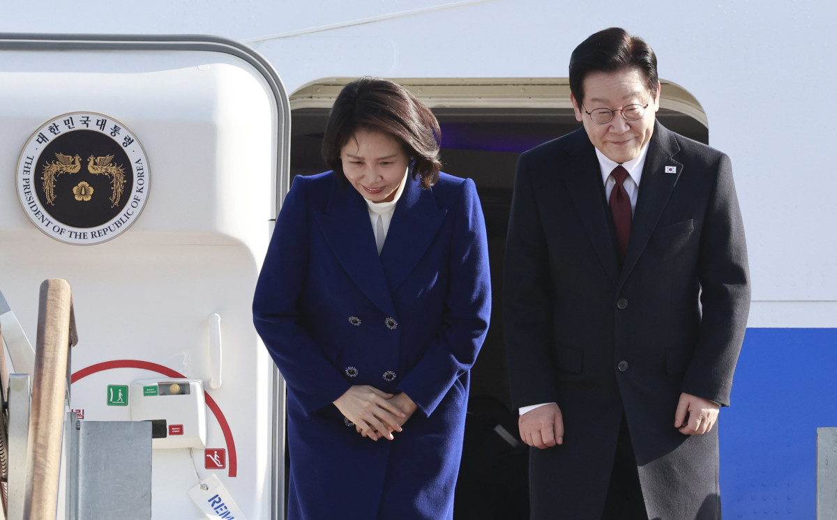 ▲국빈 자격으로 중국을 방문하는 이재명 대통령과 김혜경 여사가 4일 경기 성남 서울공항에서 공군 1호기에 올라 인사하고 있다. (뉴시스)