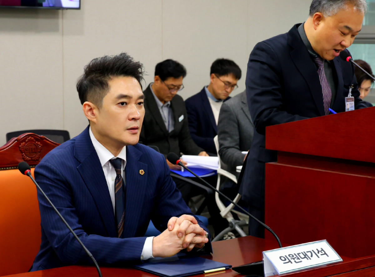 ▲전석훈 경기도의원(더불어민주당, 성남3)이 경기도의회 회의장에서 발언하고 있다. 전 의원은 전국 최초 '경기도 인공지능 기본조례'와 '경기도 데이터기반행정 활성화에 관한 조례'를 대표 발의해, 제11대 경기도의회 입법 모니터링에서 전체 도의원 중 유일하게 우수조례 2관왕을 차지하며 ‘AI·데이터 입법의 기준’을 세웠다. (경기도의회)