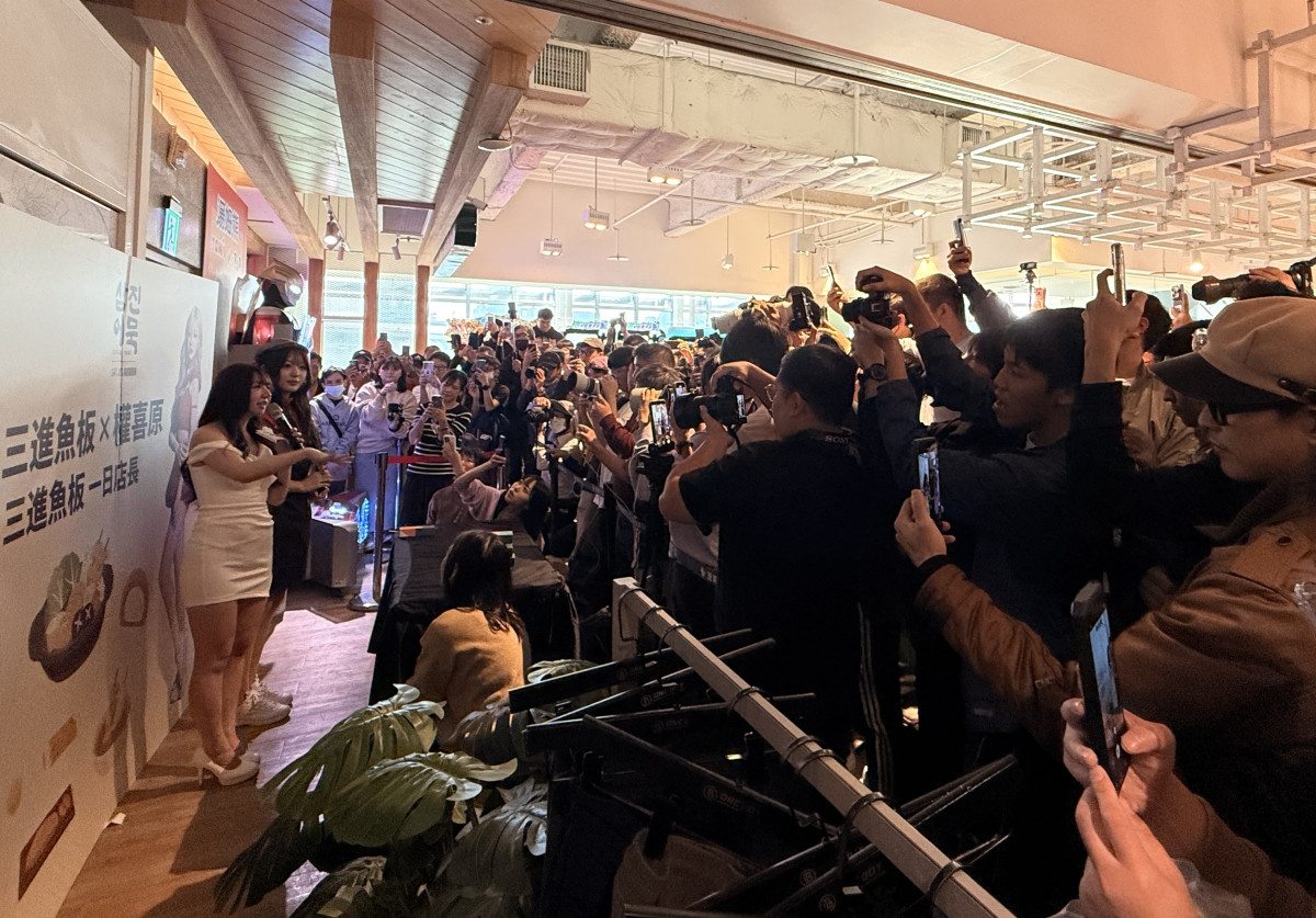 ▲삼진어묵 대만 가오슝 팝업스토어에서 권희원 치어리어가 행사를 진행하고 있다.  (사진제공=삼진어묵)