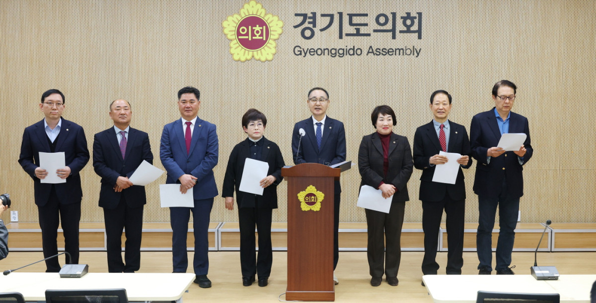 ▲경기도의회 용인지역 도의원들이 5일 경기도의회에서 기자회견을 열고, 국가전략사업인 용인 반도체 클러스터를 둘러싼 ‘새만금 이전론’ 확산에 대해 즉각 중단을 촉구하고 있다. (경기도의회)