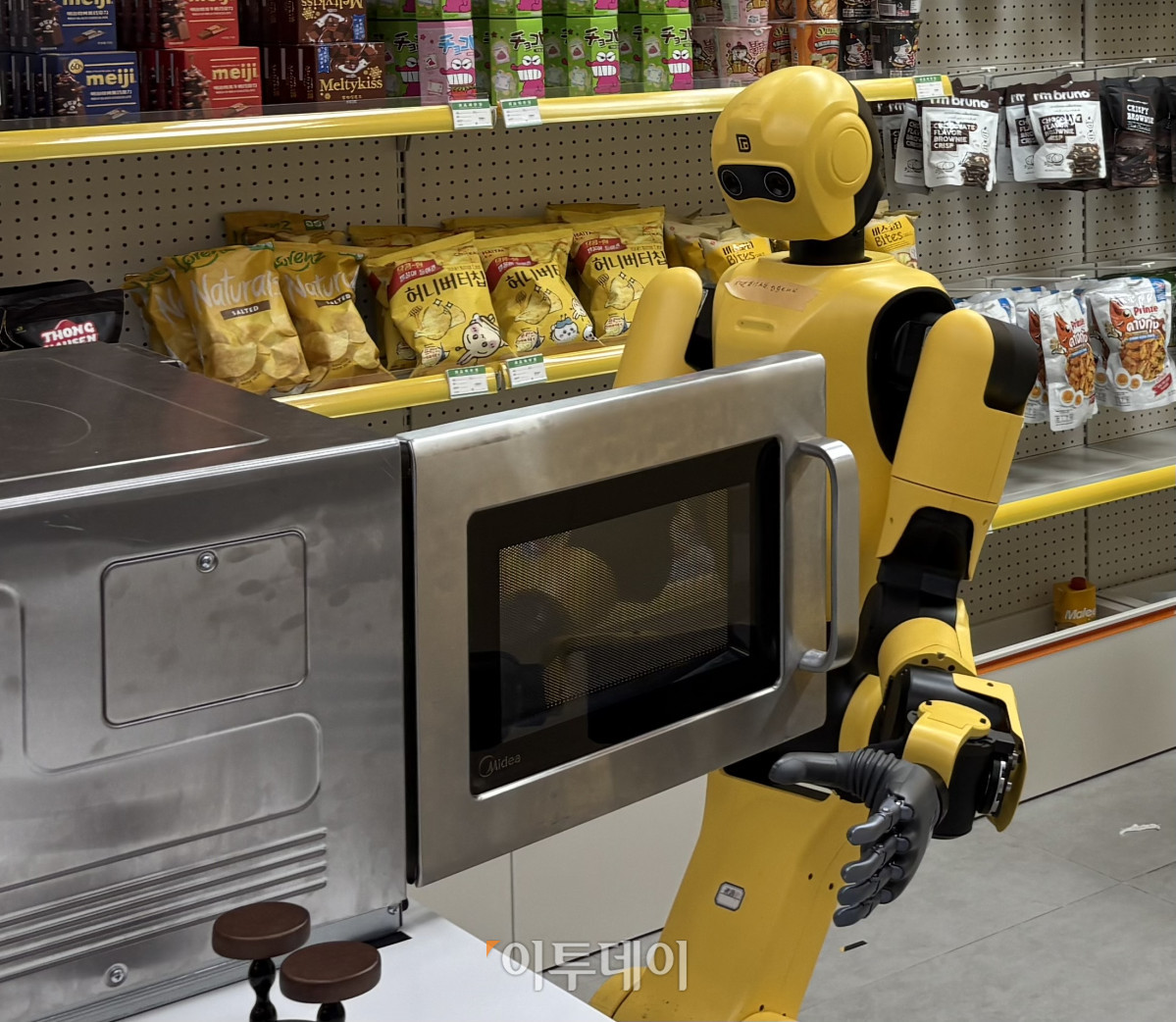 ▲지난해 12월 12일 방문한 중국 선전의 덱스포스(DEXFORCE) 본사 2층에서 휴머노이드 로봇이 편의점에서 제품을 전자레인지에 넣고 있다. (임유진 기자 newjean@)