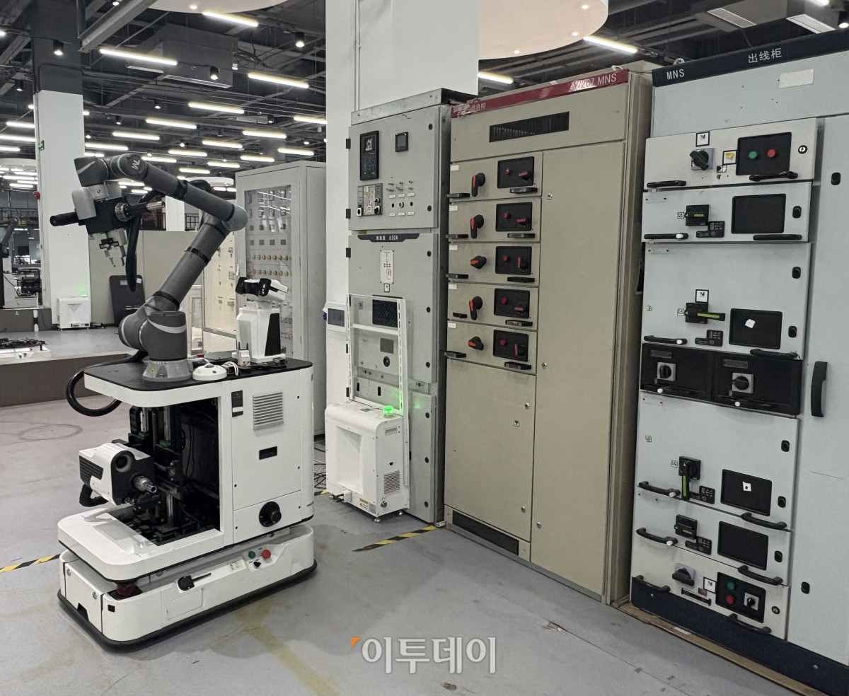 ▲지난해 12월 12일 방문한 중국 선전의 유아이봇(YOUIBOT) AI 연구센터에서 로봇이 에너지 발전소에서 감시를 하기 위한 자체 연구를 하고 있다. (임유진 기자 newjean@)