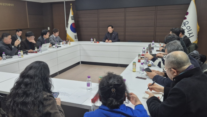 ▲이상일 용인특례시장이 반도체 클러스터 이전론과 관련해 기자들의 질문에 답하며 “전력 문제를 이유로 한 이전 주장은 국가 산업 경쟁력을 스스로 흔드는 것”이라고 강조하고 있다. (김재학 기자)